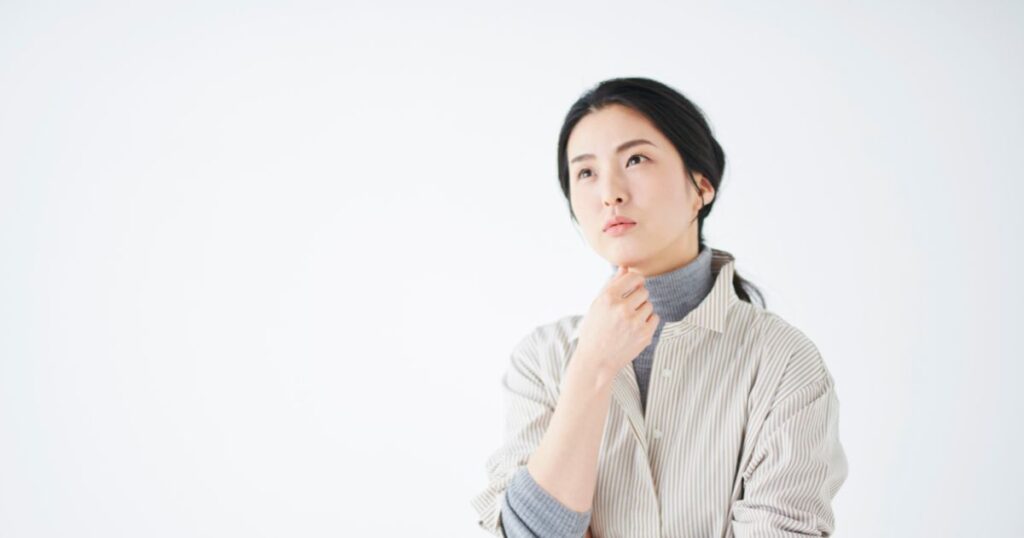 遺言のことで悩んでいる女性